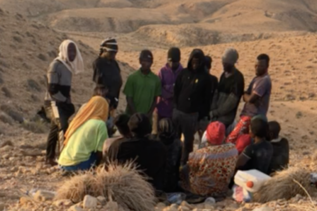 Os migrantes irregulares sobrevivem no deserto da Tunísia. Crédito da imagem: Anderson